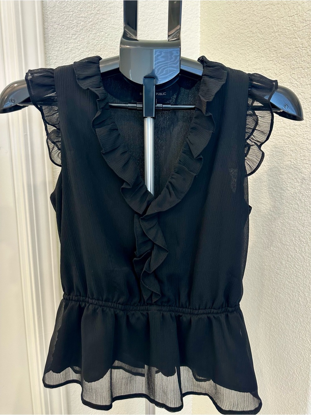 GUC Banana Republic Women’s Black Ruffle V-Neck Sleeveless Blouse size XXSP